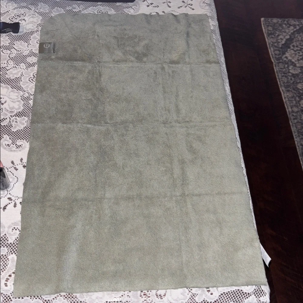 Lululemon 🆕 The (Small) Towel gray